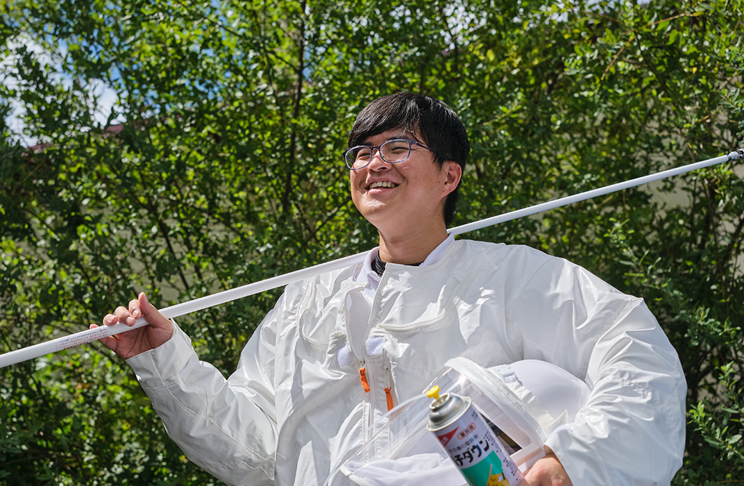 害虫・害獣駆除に向かう従業員